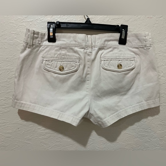🇺🇸Woman’s Size 4 Stretch Abercrombie & Fitch White shorts - Picture 2 of 3